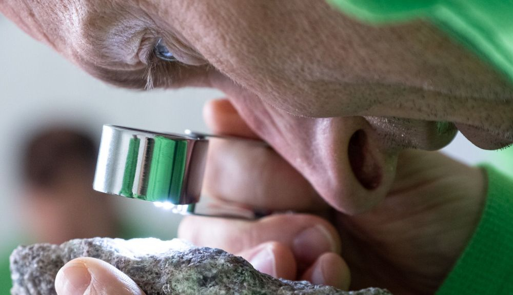 El astronauta Matthias Maurer identifica minerales. El astronauta Matthias Maurer identifica minerales.