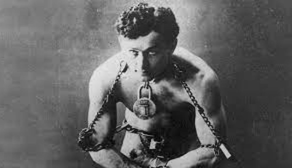 Una imagend e Houdini, antes de un espectáculo de escapismo.