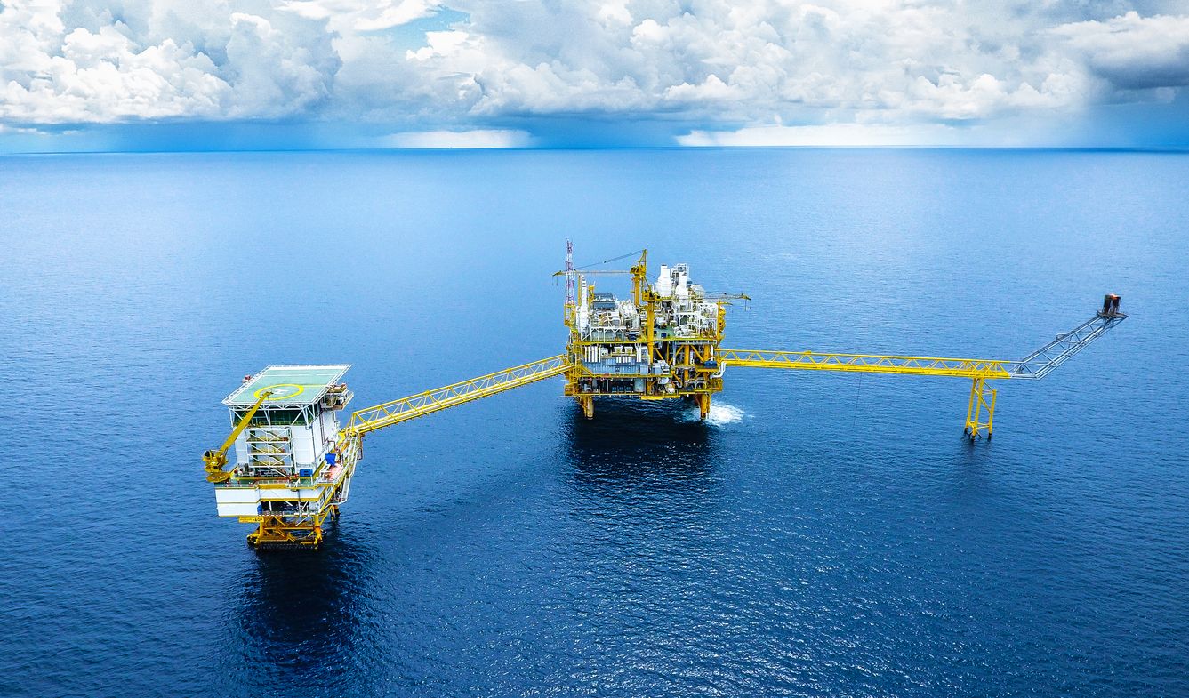 La composición del petróleo, su extracción y sus gases contaminantes ponen en grave riesgo al planeta. Foto: IStock.
