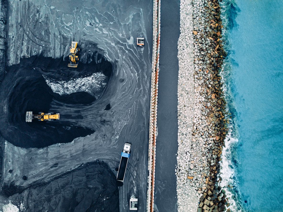 Vista aérea de una mina de carbón. La extracción de carbón puede ser a cielo abierto, como ésta, o subterránea. Foto: IStock.