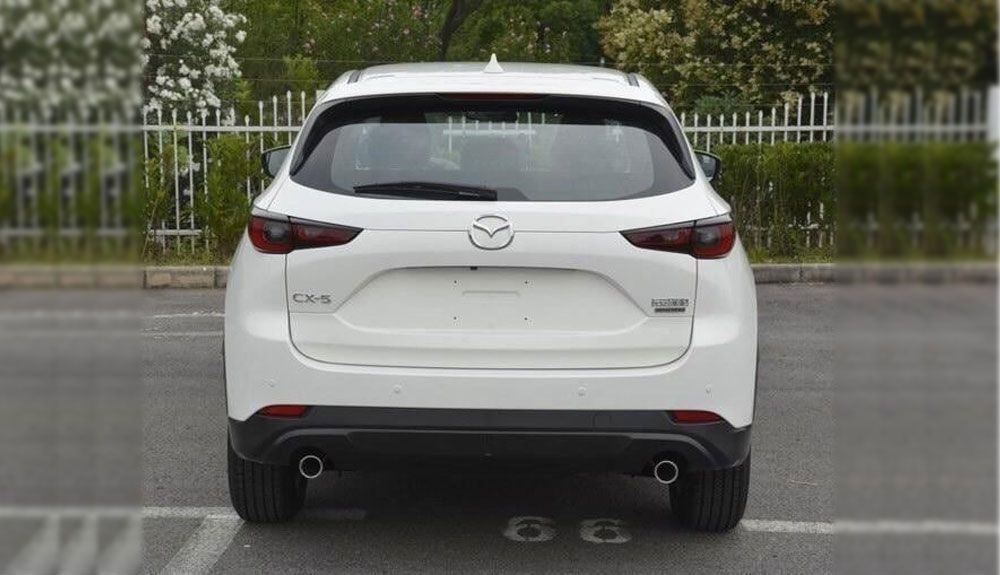 El Mazda CX 5 cambia ligeramente sus faros y mantiene sus dos escapes traseros. Fuente: Autospy