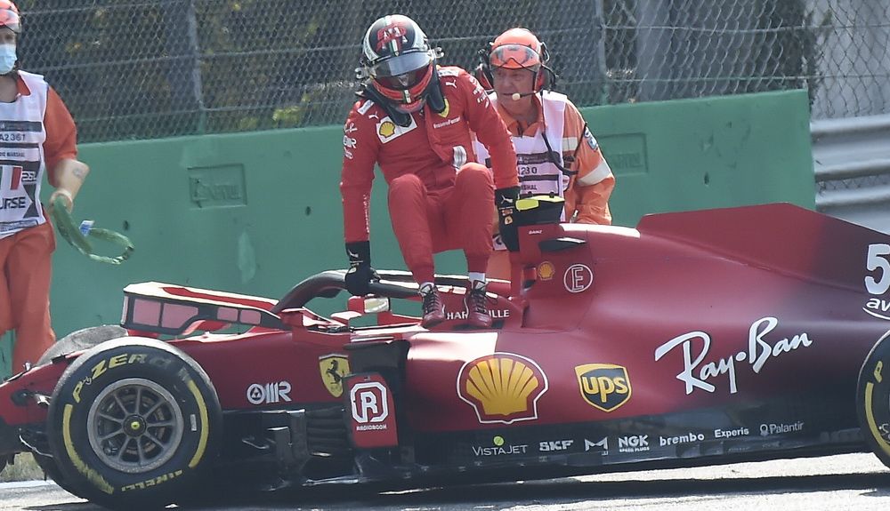 Carlos Sainz pudo salir por su propio pie del Ferrari SF21 tras el accidente
