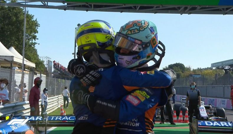 1 Los dos pilotos de McLaren abrazados tras cruzar la meta primero y segundo 1 Los dos pilotos de McLaren abrazados tras cruzar la meta primero y segundo