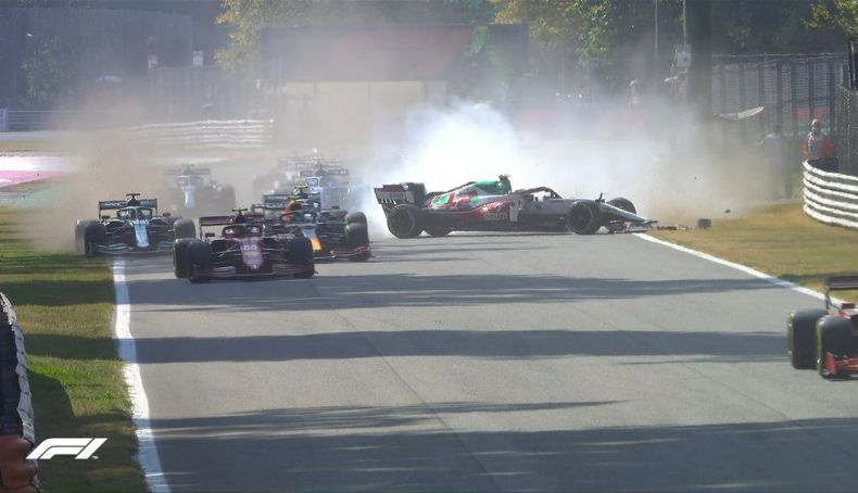 1 Giovinazzi se tocó con Leclerc, rompió alerón delantero y salió el VSC 1 Giovinazzi se tocó con Leclerc, rompió alerón delantero y salió el VSC