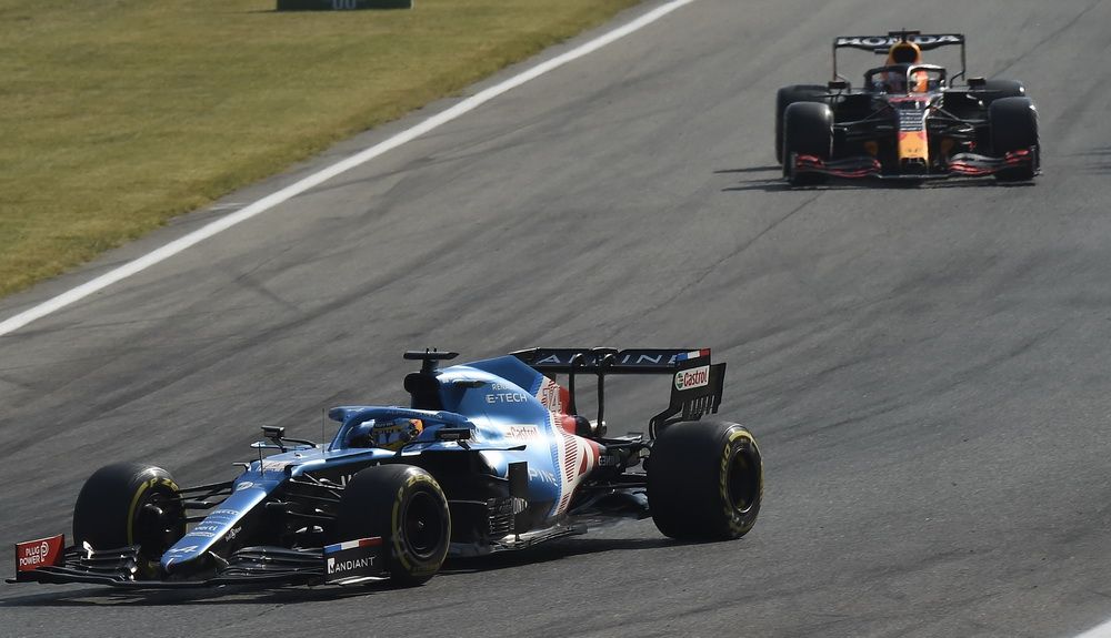 Fernando Alonso durante la carrera con Verstappen por detrás