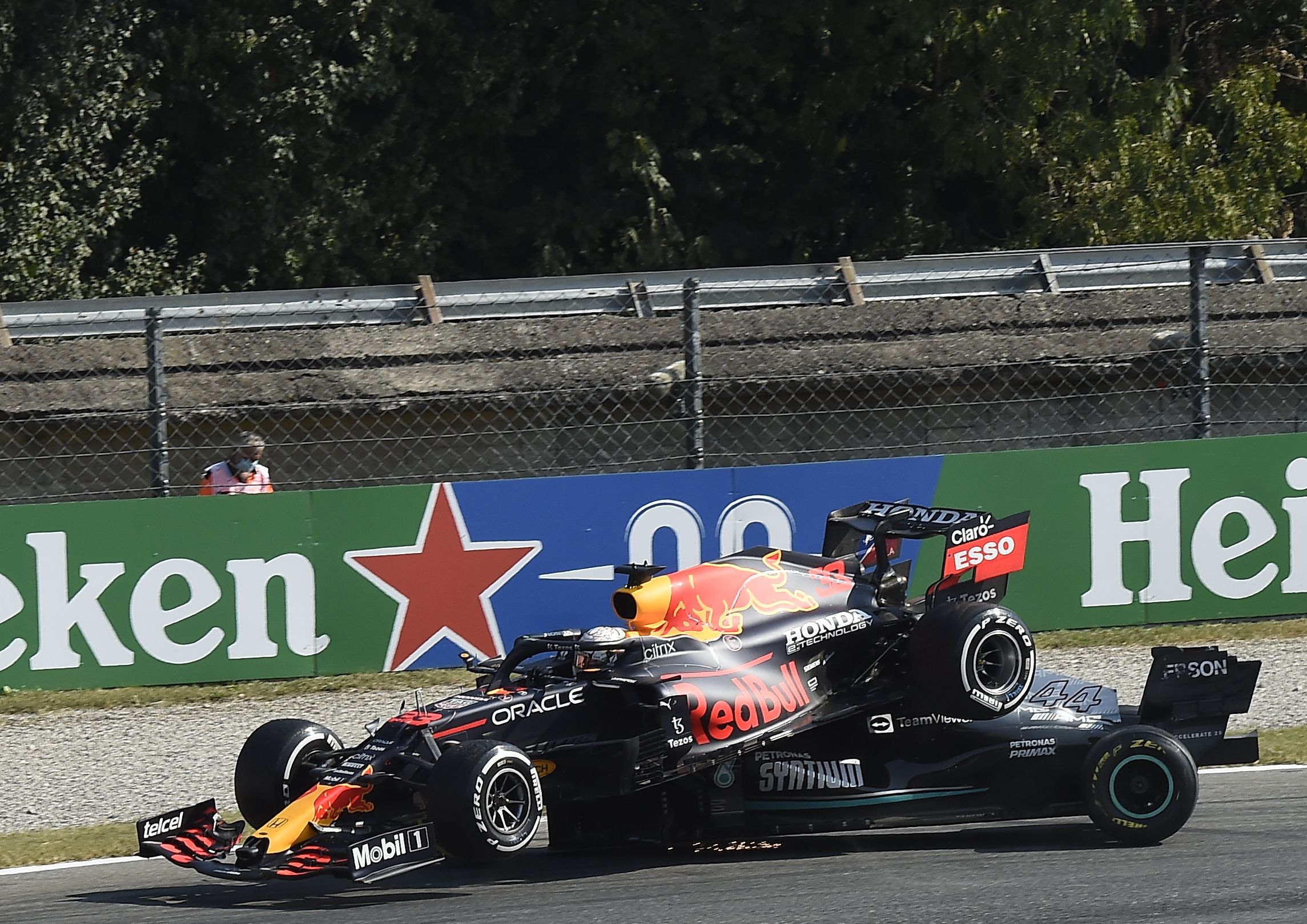 El Red Bull de Verstappen se sube encima del Mercedes y el halo salva la cabeza de Lewis Hamilton