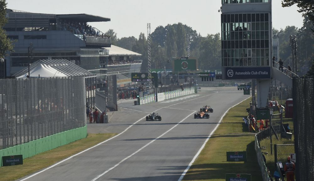 1 Lewis Hamilton se incorpora tras su cambio de ruedas cuando pasan Lando Norris y Max Verstappen 1 Lewis Hamilton se incorpora tras su cambio de ruedas cuando pasan Lando Norris y Max Verstappen