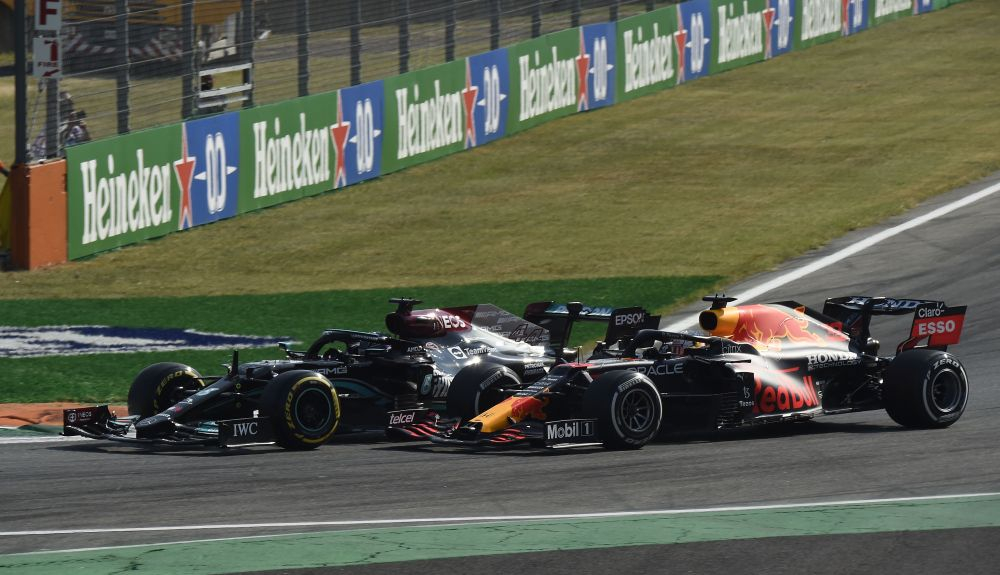 2 En la frenada de la primera curva Max Verstappen entra por fuera y Lewis Hamilton por dentro 2 En la frenada de la primera curva Max Verstappen entra por fuera y Lewis Hamilton por dentro