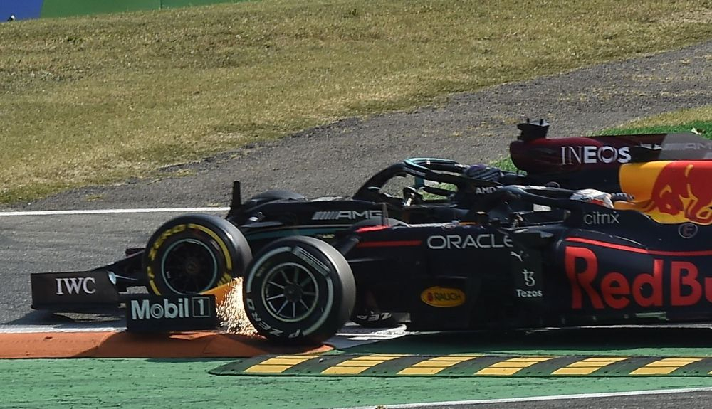 3 En medio de la curva Lewis Hamilton traza como sino hubiera nadie llevando a a Max Verstappen encima del bordillo y saltan las primeras chispas 3 En medio de la curva Lewis Hamilton traza como sino hubiera nadie llevando a a Max Verstappen encima del bordillo y saltan las primeras chispas