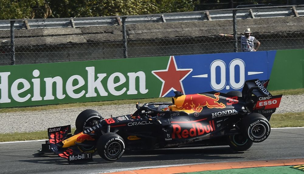 4 Max Verstappen salta el bordillo y la rueda trasera derecha suya se sube por encima de la rueda trasera izquierda de Lewis Hamilton 4 Max Verstappen salta el bordillo y la rueda trasera derecha suya se sube por encima de la rueda trasera izquierda de Lewis Hamilton