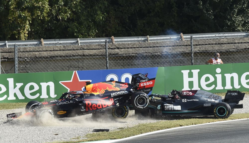 6 Max Verstappen cuando está encima del coche de Lewis Hamilton acelera, pero sus ruedas están en el aire 6 Max Verstappen cuando está encima del coche de Lewis Hamilton acelera, pero sus ruedas están en el aire