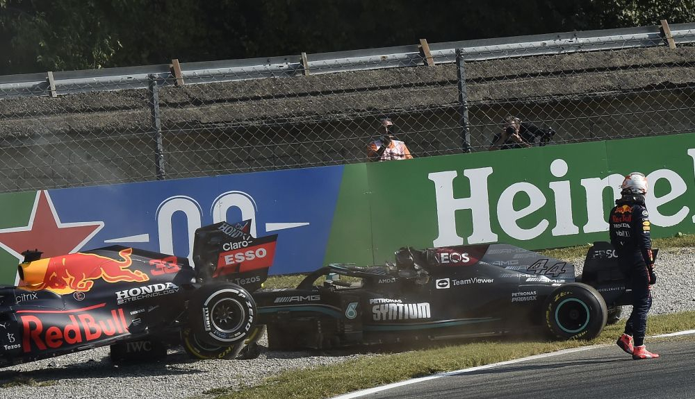 7 Max Verstappen es el primero que se da por vencido. Lewis Hamilton intenta salir marcha atrás pero es imposible y llena la pista de tierra. El Mercedes tiene 7 Max Verstappen es el primero que se da por vencido. Lewis Hamilton intenta salir marcha atrás pero es imposible y llena la pista de tierra. El Mercedes tiene