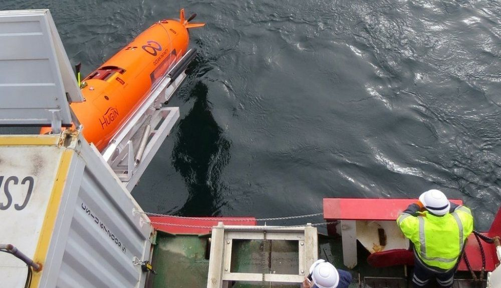Lanzamiento de un AUV para localizar al Endurance.