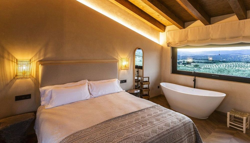 Una de las habitaciones de este hotel rural con una arquitectura tradicional de la zona. Una de las habitaciones de este hotel rural con una arquitectura tradicional de la zona.