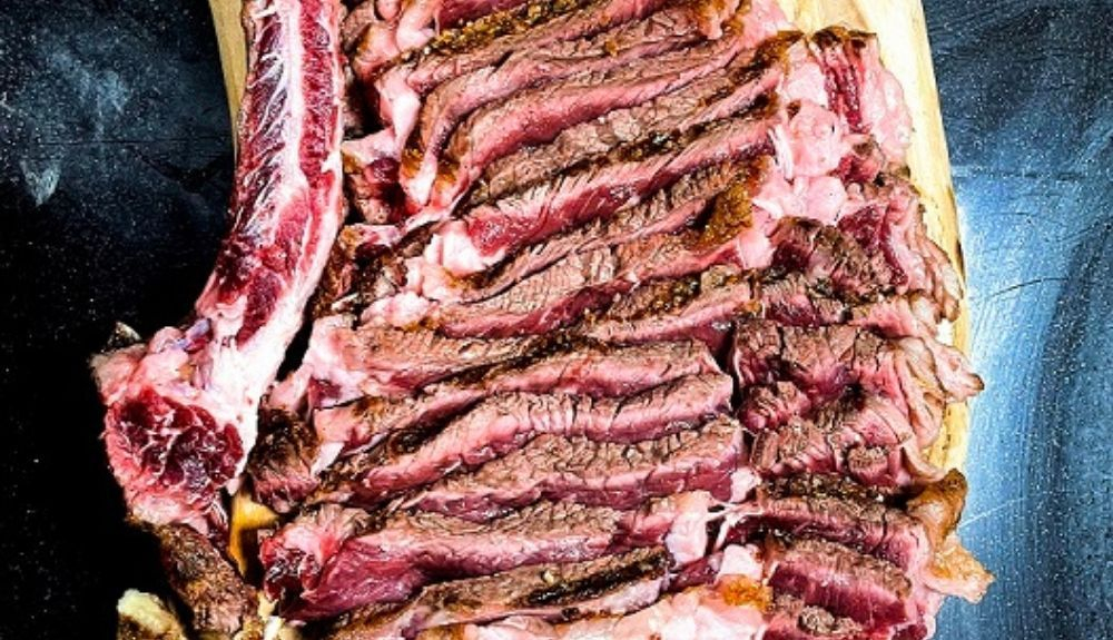 Las piezas de Retwagyu es una variedad que la familia Roselló ha creado al mezclar novillas 100% retinta con dps sementales 100% wagyu. Las piezas de Retwagyu es una variedad que la familia Roselló ha creado al mezclar novillas 100% retinta con dps sementales 100% wagyu.