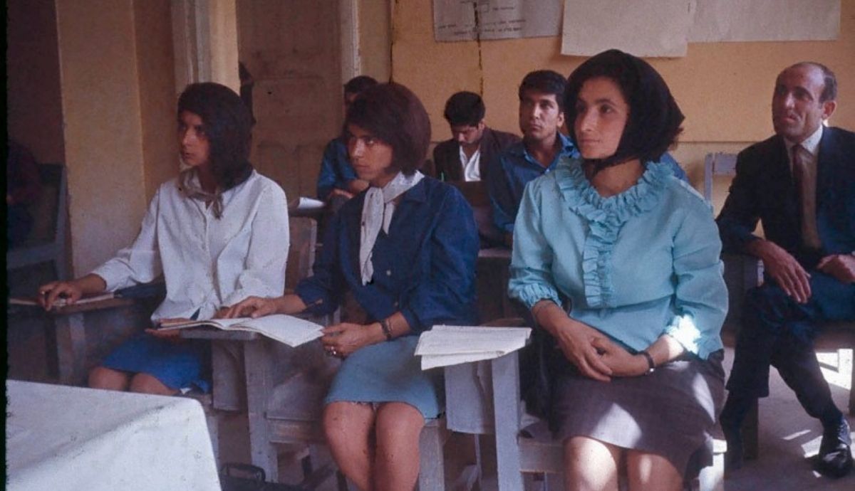 Estudiantes de la Escuela Superior de Maestros de Kabul donde el dr. Podlich, el fotógrafo, trabajó y enseñó en el Afganistán de los sesenta. Foto: William Podlich.