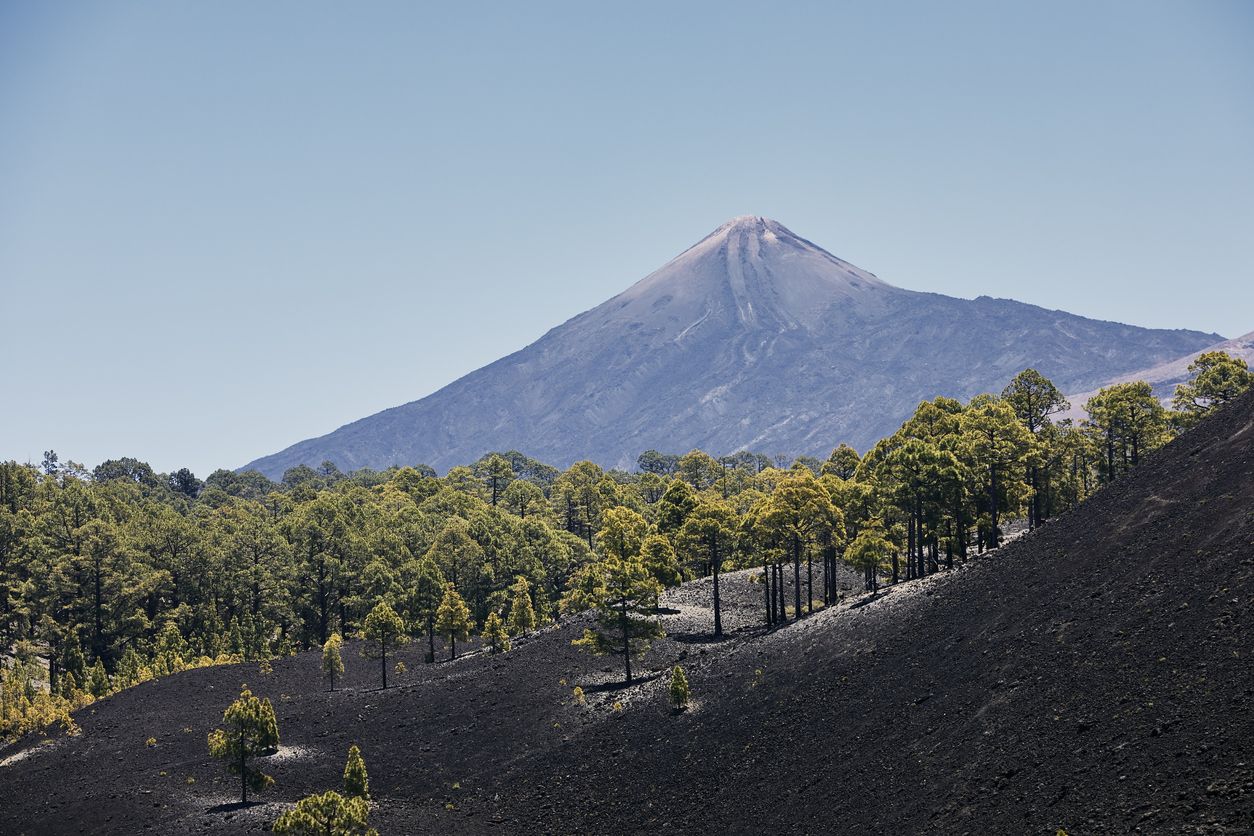 El Teide. La montaña más alta del país es uno de los volcanes activos de España. Foto: IStock.