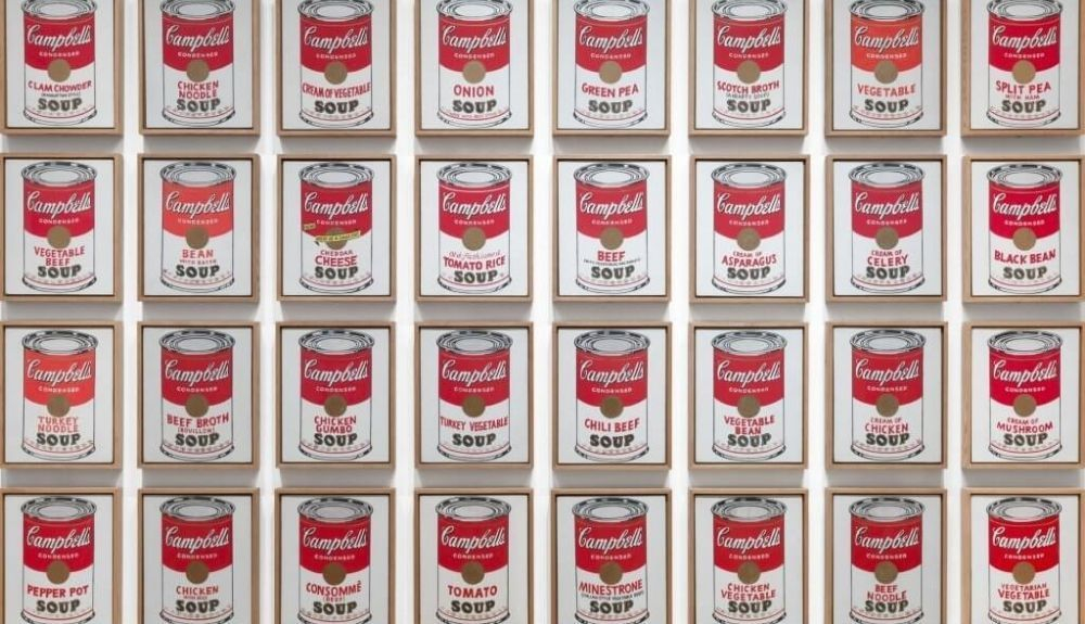 Las lata Campbells aparecen expuestas como si estuvieran en la estantería de un supermercado. Las lata Campbells aparecen expuestas como si estuvieran en la estantería de un supermercado.