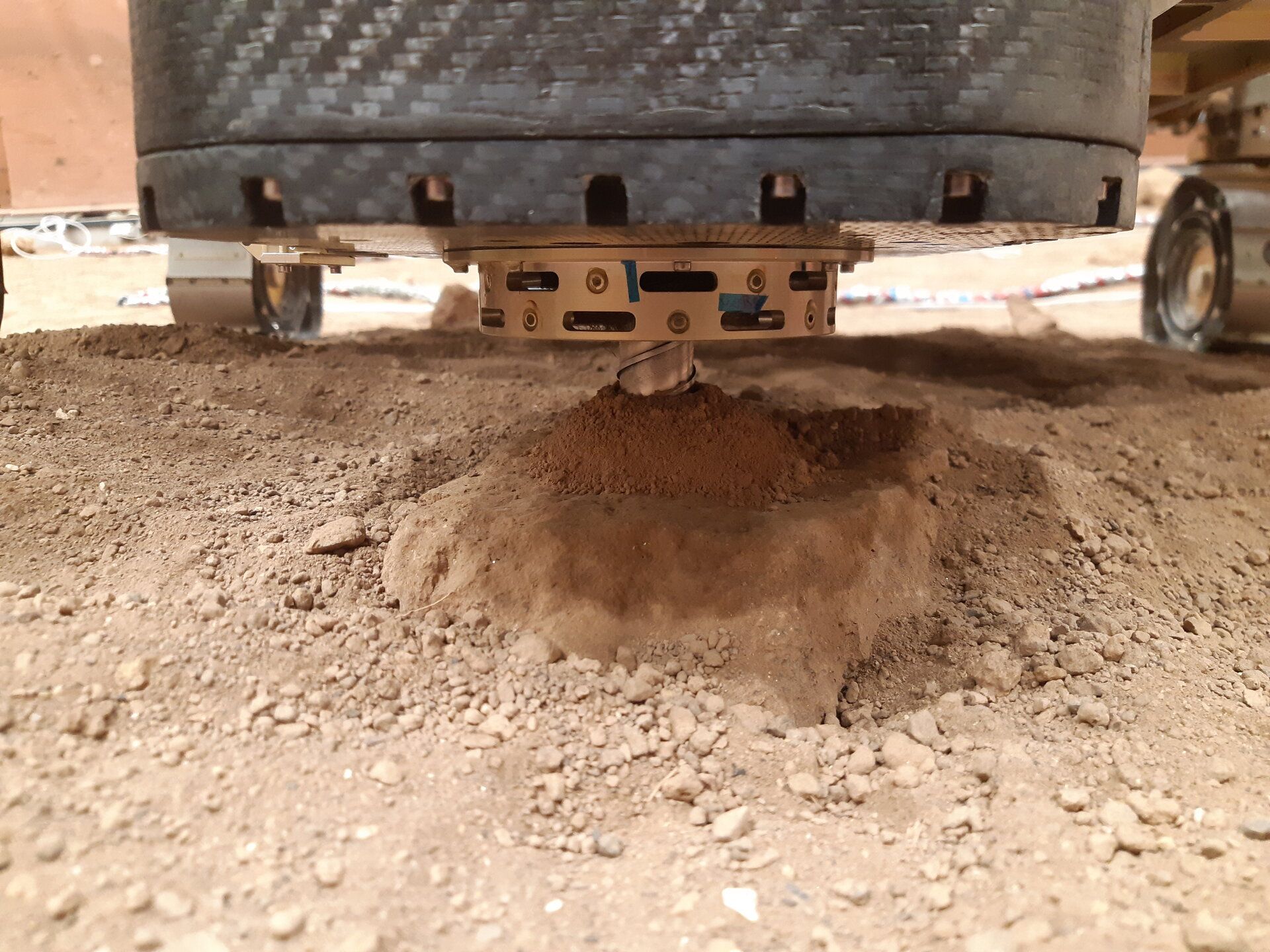 Ensayo exitoso del gemelo del robot que tendrá que excavar en Marte. Foto: ESA.
