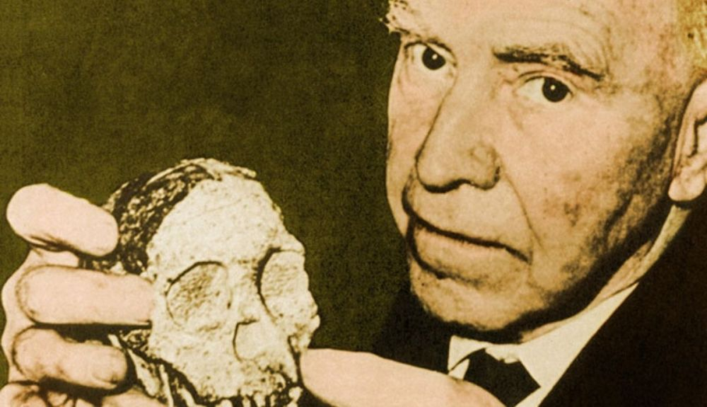 Raymond Dart reconoció que el Niño Taung (mostrado con Dart décadas después de su descubrimiento en 1924) tenía cualidades simiescas y humanas. Raymond Dart reconoció que el Niño Taung (mostrado con Dart décadas después de su descubrimiento en 1924) tenía cualidades simiescas y humanas.