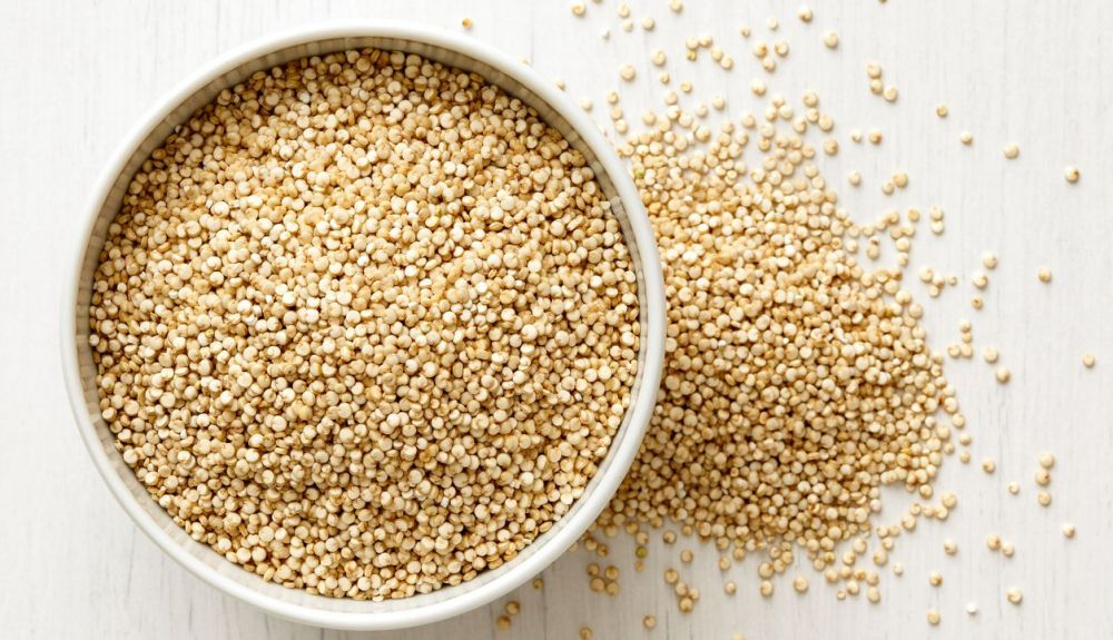 La quinua es una buena fuente de proteínas, fibra, hierro, cobre, tiamina, vitamina B6, magnesio, fósforo, manganeso y ácido fólico La quinua es una buena fuente de proteínas, fibra, hierro, cobre, tiamina, vitamina B6, magnesio, fósforo, manganeso y ácido fólico