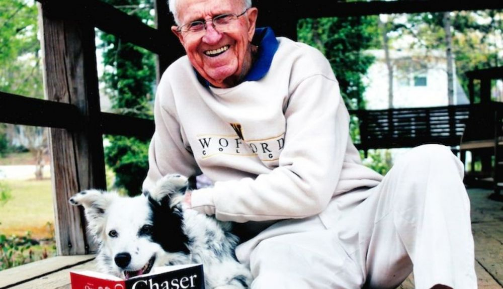 John Pilley con Chaser, al que enseñó más de mil nombres. John Pilley con Chaser, al que enseñó más de mil nombres.