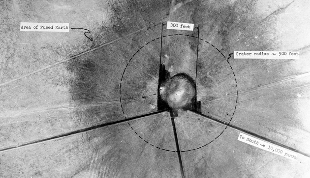 Una vista aérea de la zona cero 28 horas después de la prueba Trinity el 16 de julio de 1945. La explosión nuclear creó un cuasicristal recién descubierto Una vista aérea de la zona cero 28 horas después de la prueba Trinity el 16 de julio de 1945. La explosión nuclear creó un cuasicristal recién descubierto