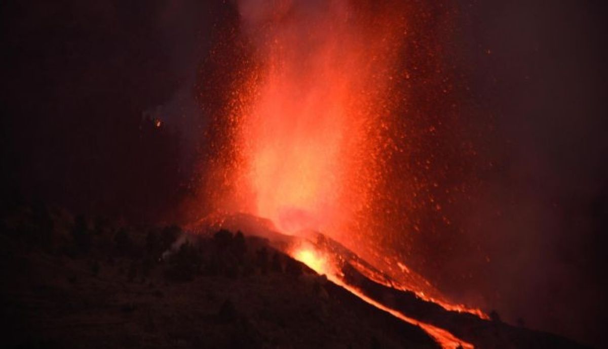 El volcán Cumbre Vieja en plena erupción.