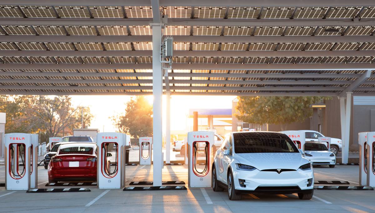 Varios Tesla en una estación de Supercargadores