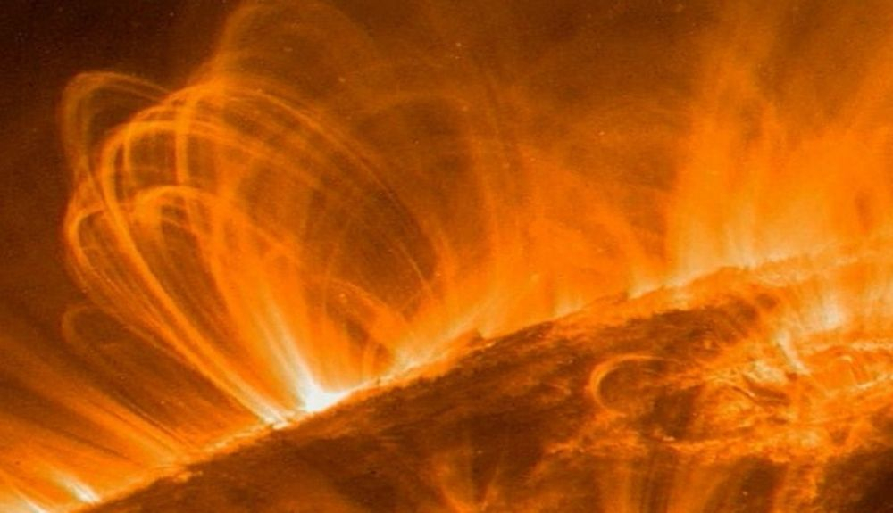 El Sol expulsa chorros de partículas con tanta fuerza que se extienden por todo nuestro sistema solar. El Sol expulsa chorros de partículas con tanta fuerza que se extienden por todo nuestro sistema solar.