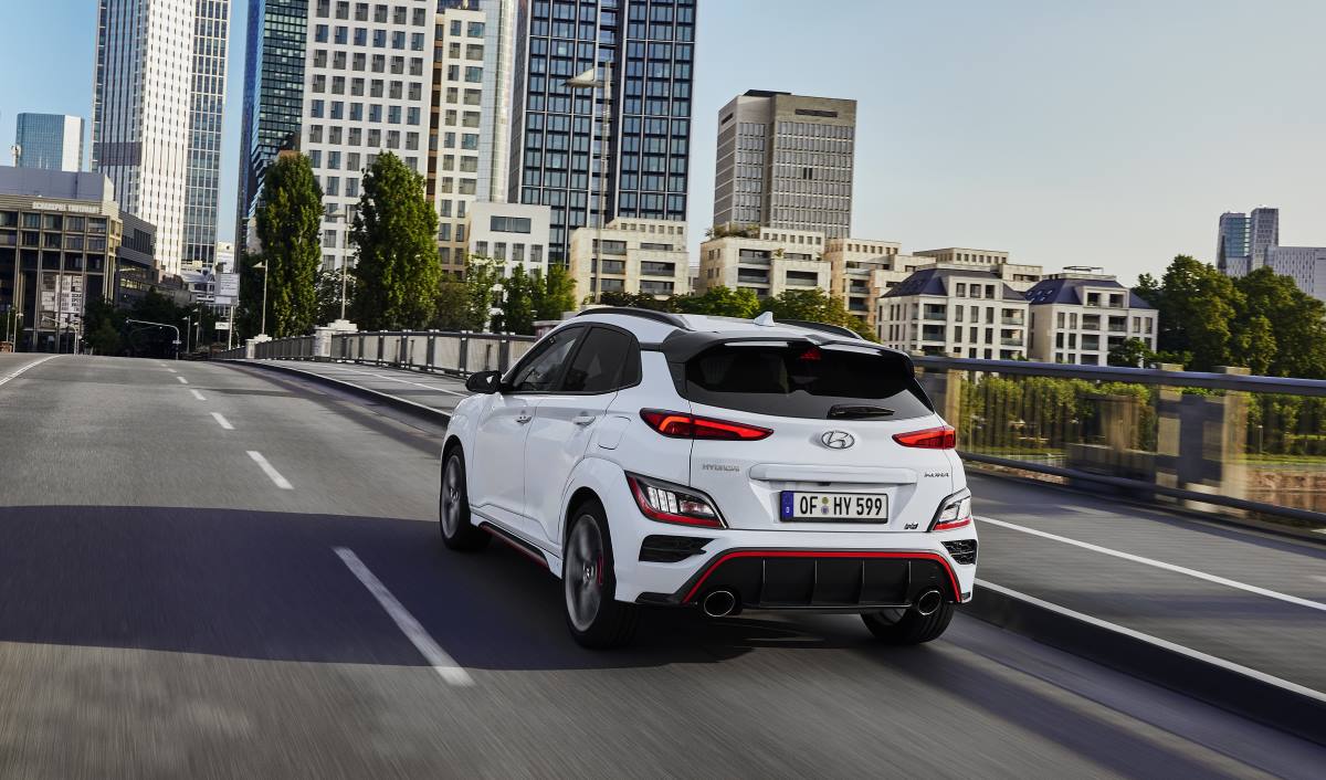 hyundai kona n test drive sonic blue driving 04 jpg