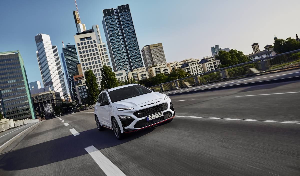 hyundai kona n test drive sonic blue driving 07 jpg