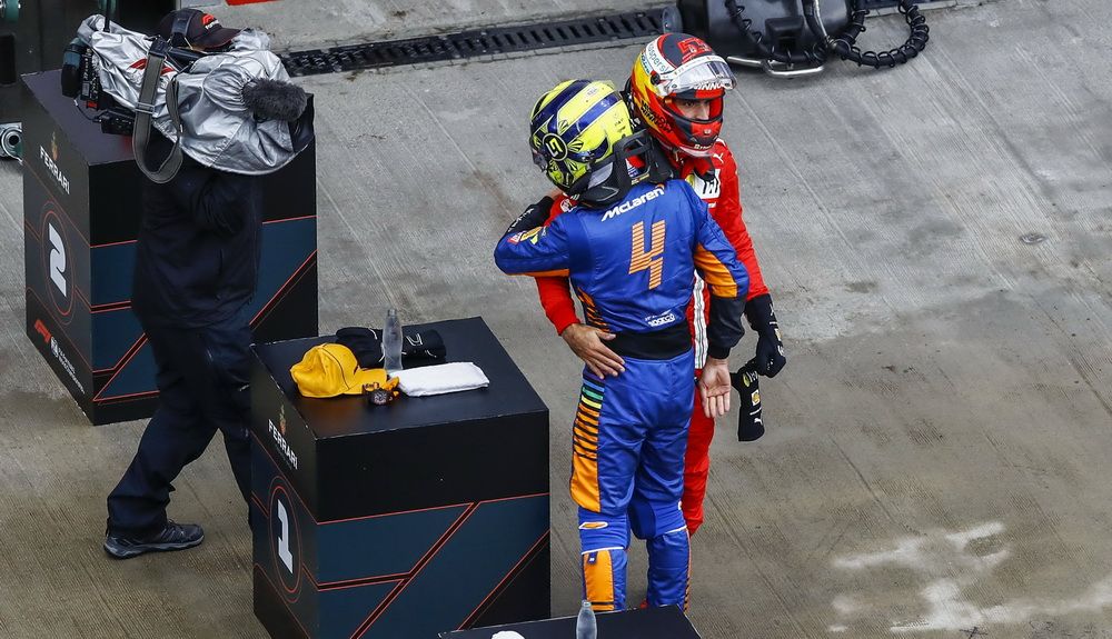 Lando Norris y Carlos Sainz se felicitan mutuamente tras la calificación