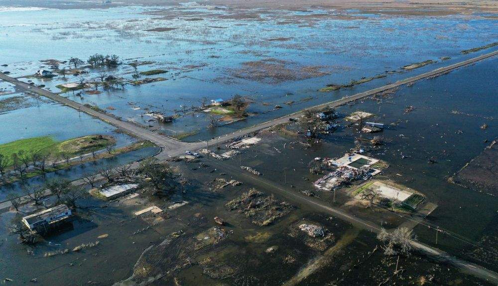 El huracán Delta causa daños en la costa del Golfo de Luisiana, Estados Unidos.