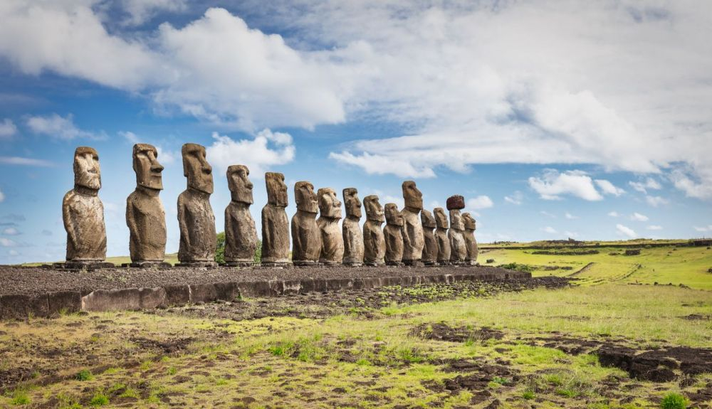 Quince estatuas polinesias de la civilización antigua Moai en la Isla de Pascua.