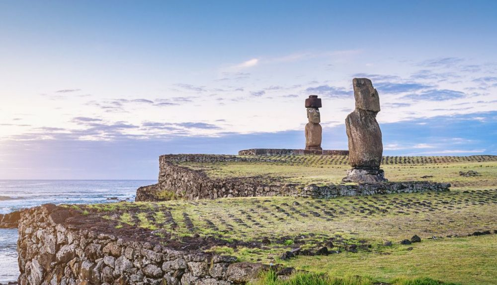 Monolitos de piedra en el Parque Nacional Rapa Nui, Isla de Pascua.