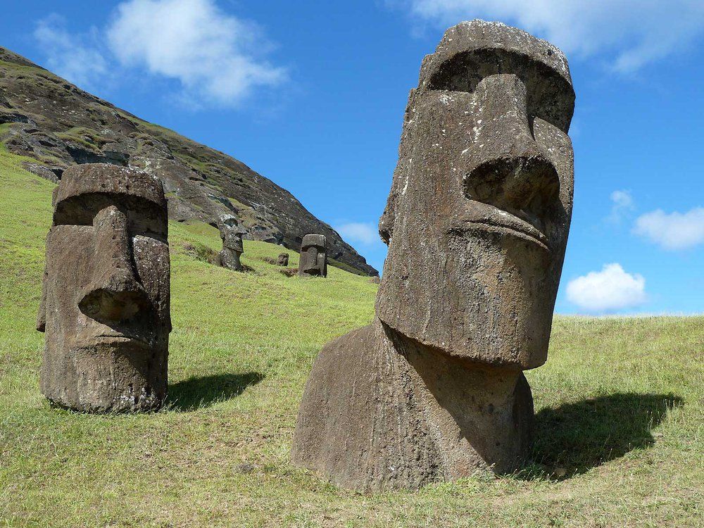 Estatuas moai, en la Isla de Pascua, una de las Islas del Pacífico. Foto: Smithsonian Magazine.
