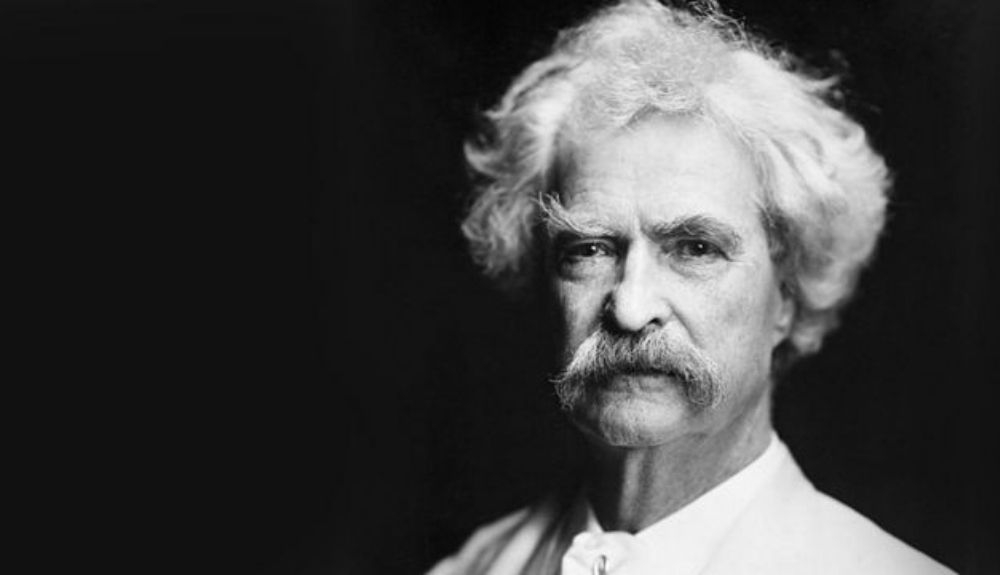 Mark Twain dejó tres manuscritos inacabados de tres historias diferentes pero relacionadas.