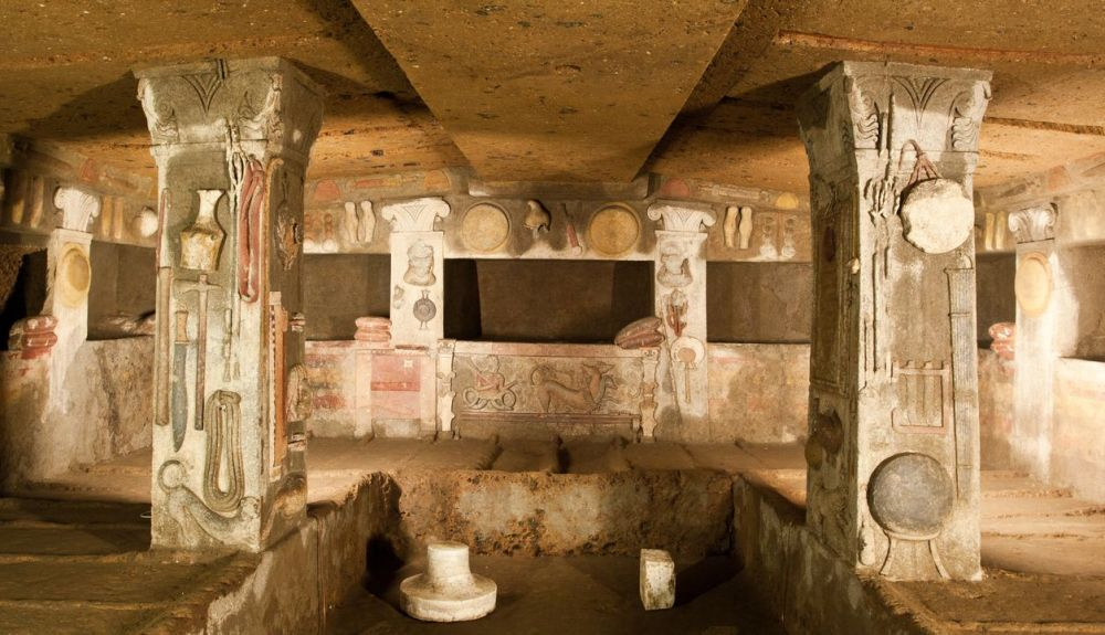 Interior de una antigua tumba etrusca hallada en el centro de Italia. Interior de una antigua tumba etrusca hallada en el centro de Italia.