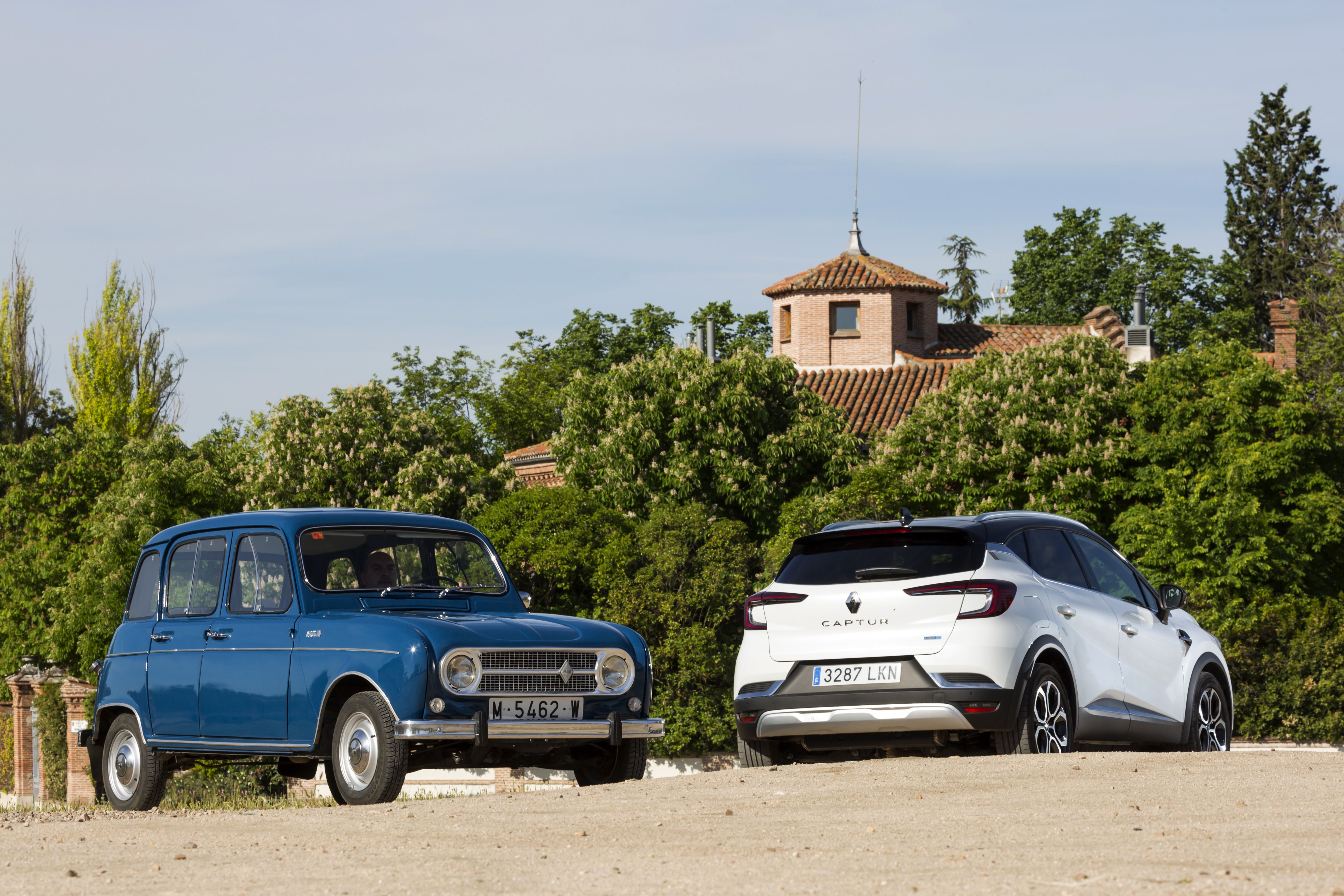 Renault 4 vs Renault Captur E Tech