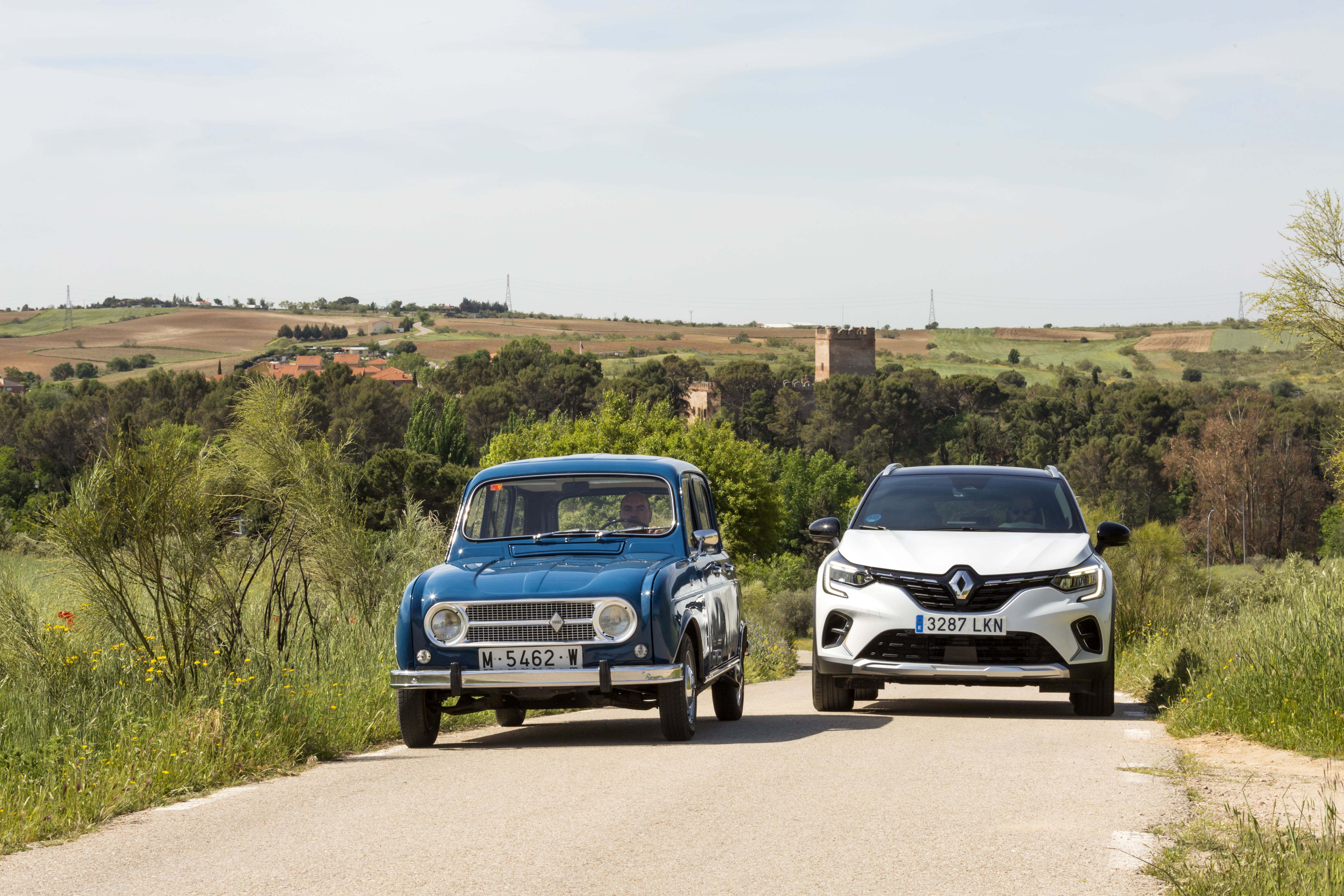 Renault 4 vs Renault Captur E Tech