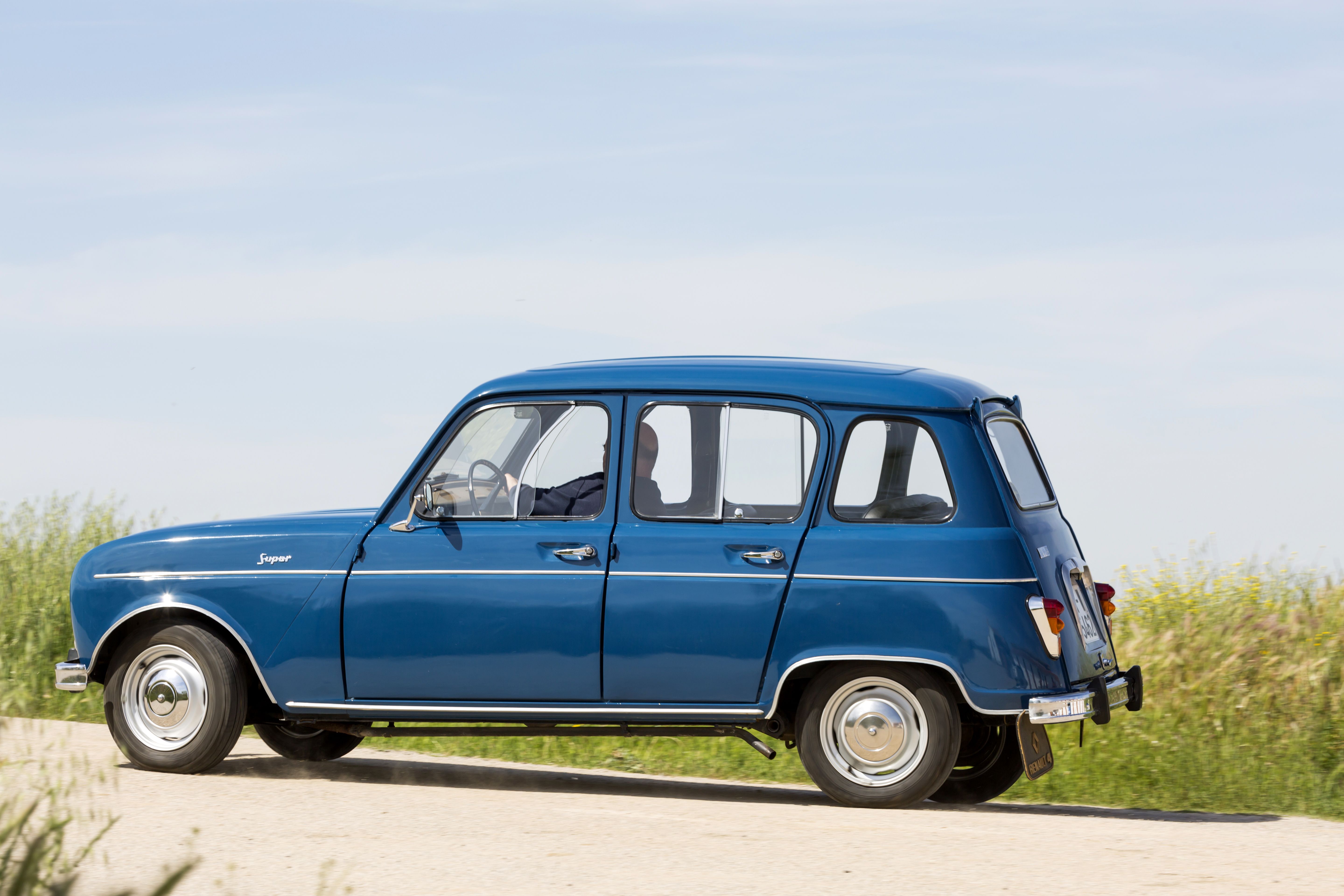 Renault 4 vs Renault Captur E Tech