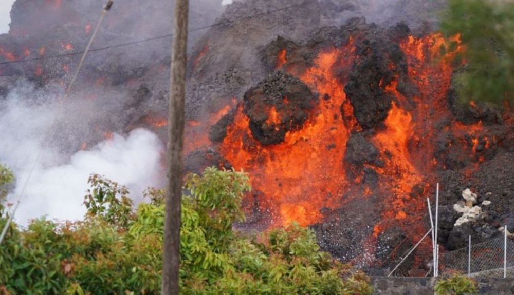 Una imagen de la lava arrasando todo lo que se encuentra por delante. Una imagen de la lava arrasando todo lo que se encuentra por delante.