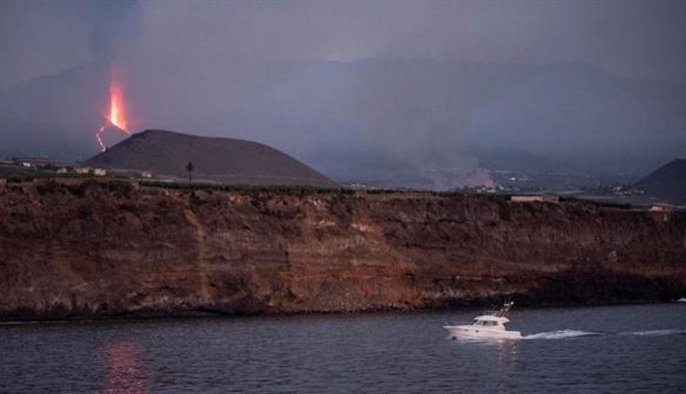 La erupción del volcán Cumbre Vieja visto desde el mar. La erupción del volcán Cumbre Vieja visto desde el mar.