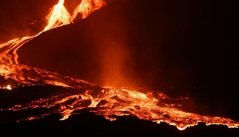 El río de lava bajando por la ladera del volcán. El río de lava bajando por la ladera del volcán.