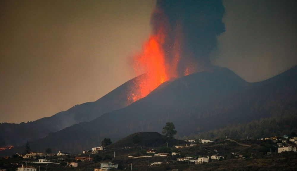 El volcán Cumbre Vieja se reactivó con mayor fuerza. El volcán Cumbre Vieja se reactivó con mayor fuerza.