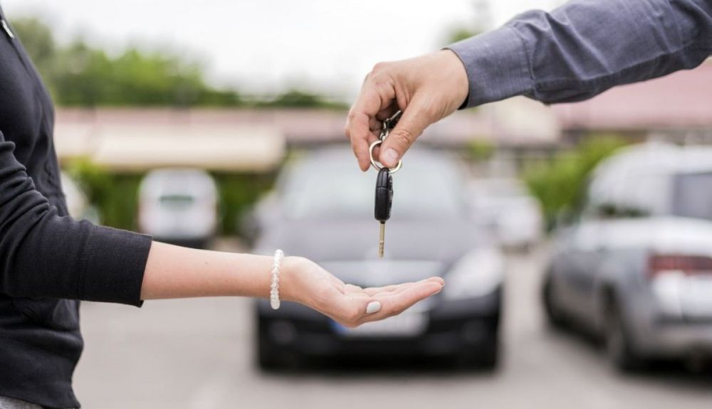 Así quiere acabar la DGT con la venta entre particulares de coches de segunda mano antiguos. Foto: iStock y DGT.