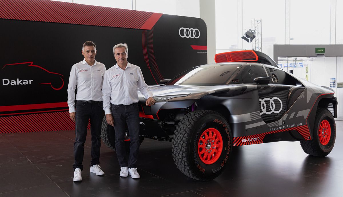 Carlos Sainz y Lucas Cruz, por primera vez con su Audi Q e-tron ante la prensa española.