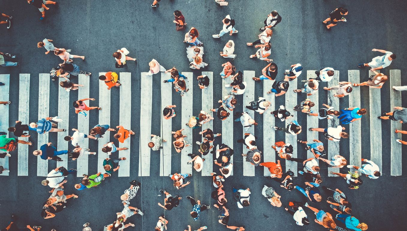 Con esta una metodología se puede decidir qué tipo de intervenciones hacer para que exista una mayor distancia entre peatones. Foto: IStock.