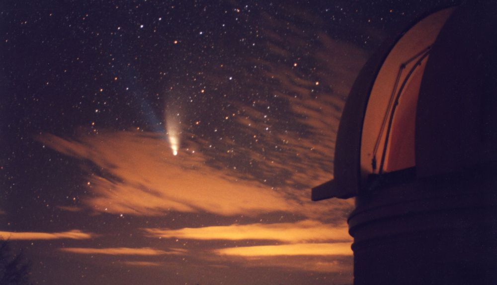 Una exposición de treinta segundos del cometa Hale Bopp tomada antes del amanecer en la primavera de 1997 con el telescopio de 48 pulgadas de Palomar Mountain en primer plano